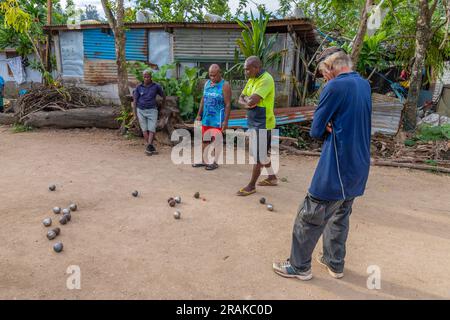 Port Vila, Vanuatu - 23 giugno 2023: Uomini che giocano a bocce di palla Petanque su un pavimento polveroso a Port Vila Foto Stock