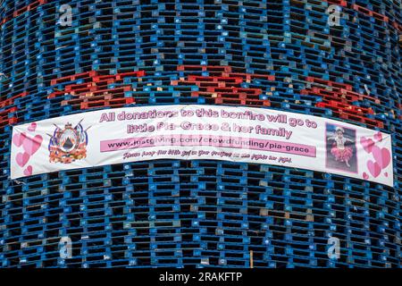 Uno striscione sul falò di Craigyhill a Larne, Co. Antrim. Data foto: Martedì 4 luglio 2023. Foto Stock