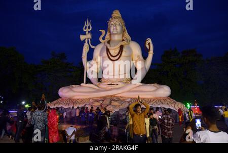 Madhya Pradesh, Jabalpur, India. 4 luglio 2023: I devoti indù adorano di fronte a una statua di 76 metri del Signore Shiva per offrire i loro preghieri il primo giorno del mese di Sawan a Jabalpur Kachnar. Foto di - Uma Shankar Mishra Foto Stock