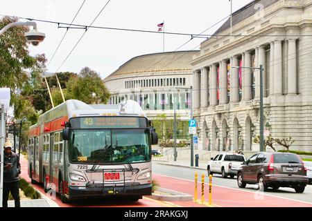 Numero 49: Filobus New Flyer XT60 alimentato da cavi aerei nel centro della città di San Francisco California USA Foto Stock