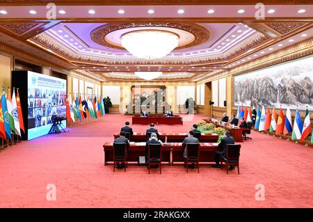 Pechino, Cina. 4 luglio 2023. Il presidente cinese Xi Jinping si rivolge alla 23a riunione del Consiglio dei Capi di Stato dell'Organizzazione di cooperazione di Shanghai (SCO) tramite videoconferenza da Pechino, capitale della Cina, il 4 luglio 2023. Credito: Shen Hong/Xinhua/Alamy Live News Foto Stock