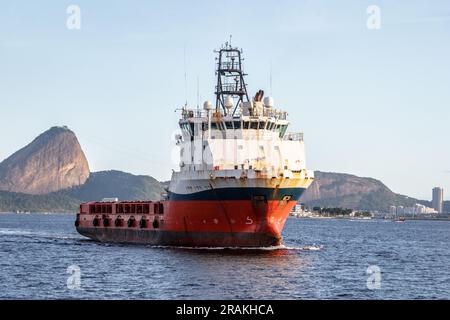 tugboat nella baia di Guanabara a Rio de Janeiro in Brasile. Foto Stock