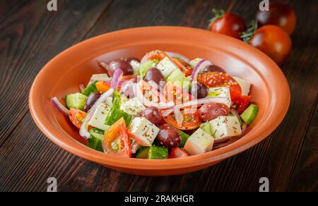 Insalata greca Horiatiki con formaggio feta in ciotola Foto Stock