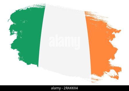 Bandiera nazionale irlandese su sfondo bianco ruvido pennello con tratti grunge Foto Stock