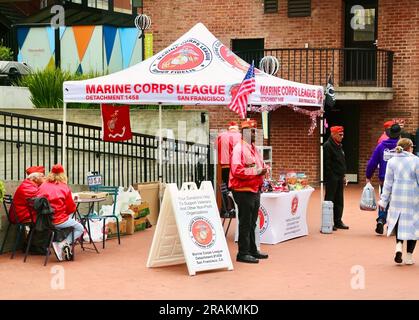 Supporto per la raccolta di fondi gestito da veterani del distaccamento 1458 della Marine Corps League a Ghirardelli Square Marina District San Francisco California USA Foto Stock