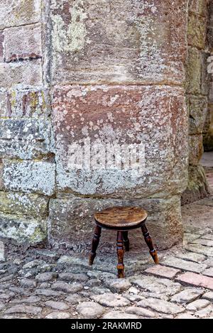 Sgabello in legno vecchio stile - Raglan Castle, Monmothshire, South Wales, Regno Unito. 25 giugno 2023 Foto Stock