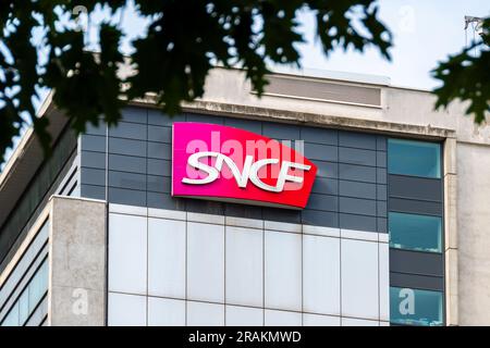 Firma e logo sull'edificio che ospita la sede della SNCF, Société Nationale des Chemins de Fer French, la società ferroviaria pubblica francese Foto Stock