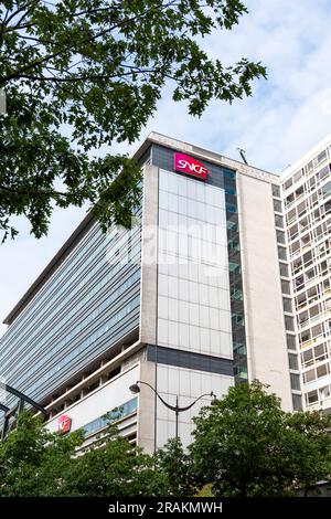 Vista esterna dell'edificio che ospita la sede della SNCF, Société Nationale des Chemins de Fer French, la società ferroviaria pubblica francese Foto Stock