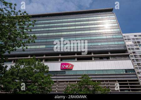 Vista esterna dell'edificio che ospita la sede della SNCF, Société Nationale des Chemins de Fer French, la società ferroviaria pubblica francese Foto Stock