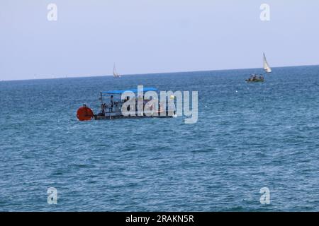 Barcellona, Spagna. 1 luglio 2023. Turisti locali e stranieri che si godono l'estate sulla spiaggia di Barcellona. (Immagine di credito: © Tubal Sapkota/Pacific Press via ZUMA Press Wire) SOLO USO EDITORIALE! Non per USO commerciale! Foto Stock