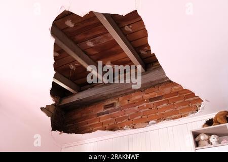 Uno sguardo al passato rivela un gioiello architettonico scoperto nel soffitto interno Foto Stock