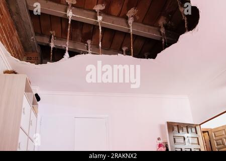 Uno sguardo al passato rivela un gioiello architettonico scoperto nel soffitto interno Foto Stock