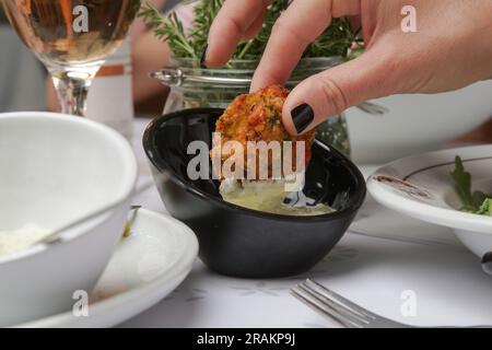 Torte di pesce tradizionali servite nel ristorante Foto Stock