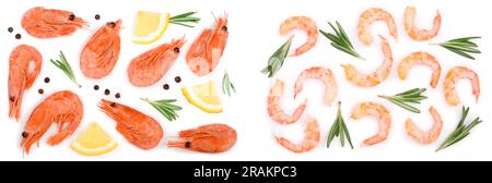 Rosso di gamberi cotti o gamberetti con rosmarino e fetta di limone isolati su sfondo bianco. Vista dall'alto. Lay piatto Foto Stock