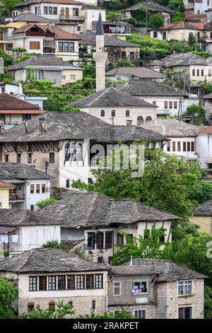 Case tradizionali del periodo ottomano, con tetto in pietra, nella città vecchia di Gjirokastër, nell'Albania meridionale. Foto Stock