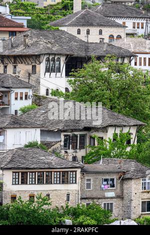 Case tradizionali del periodo ottomano, con tetto in pietra, nella città vecchia di Gjirokastër, nell'Albania meridionale. Foto Stock