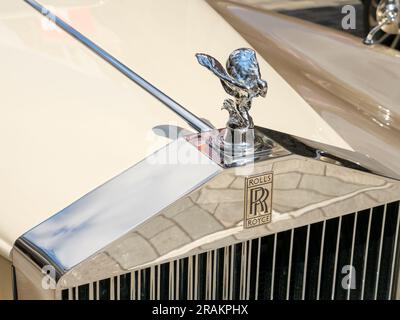 La mascotte Spirit of Ecstasy sul cofano di un'auto Rolls-Royce Foto Stock