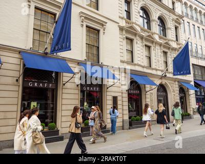 Persone che camminano davanti a Graff in Bond Street, Londra, Regno Unito Foto Stock