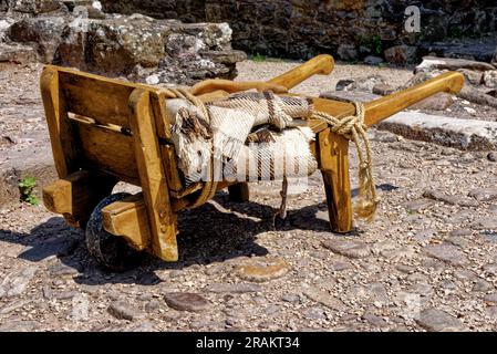 Carriola in legno vecchio stile - Raglan Castle, Monmothshire, Galles del Sud, Regno Unito. 25 giugno 2023 Foto Stock