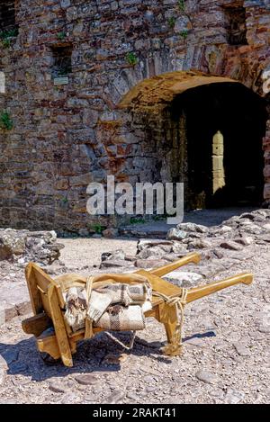 Carriola in legno vecchio stile - Raglan Castle, Monmothshire, Galles del Sud, Regno Unito. 25 giugno 2023 Foto Stock