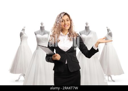 Donna d'affari in possesso di documenti e gesti di benvenuto in un negozio nuziale isolato su sfondo bianco Foto Stock