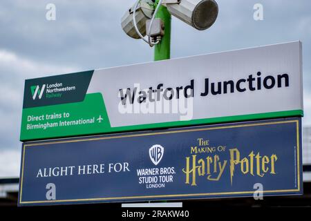 Cartello Watford Junction Platform con Harry Potter Studio Tour Sign, Watford, Hertfordshire, Inghilterra, Regno Unito Foto Stock