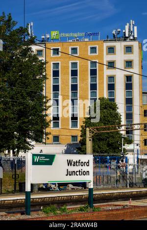 Holiday Inn Express vicino alla stazione ferroviaria di Watford Junction, Watford, Hertfordshire, Inghilterra, Regno Unito Foto Stock