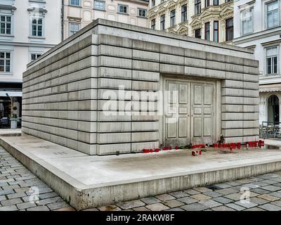 VIENNA, AUSTRIA - 1 DICEMBRE 2022: Il Memoriale dell'Olocausto di Vienna, progettato da Rachel Whiteread; a volte è indicato come la Biblioteca senza nome come i Foto Stock