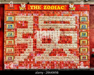 SAN FRANCISCO, CALIFORNIA - 27 OTTOBRE 2022: Un muro di vicoli nel quartiere Chinatown di San Francisco mostra lo zodiaco cinese per l'anno del ti Foto Stock