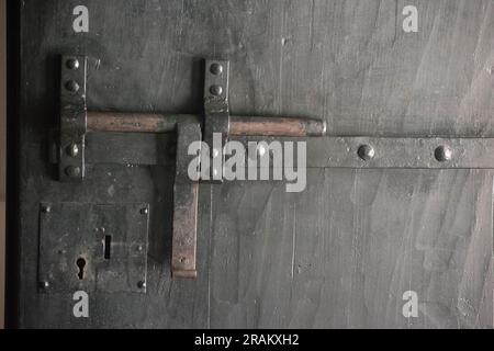 chiudete a chiave una vecchia porta di legno Foto Stock