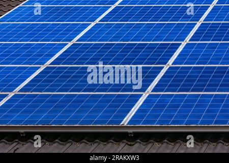 Impianto fotovoltaico privato con moduli solari blu di un impianto fotovoltaico su una casa privata, Germania Foto Stock