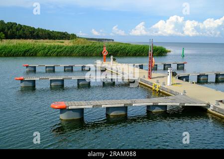Kihnu, Estonia - 23 giugno 2023: Il territorio di un piccolo porto sull'isola di Kihnu. Banchine per piccole navi. Foto Stock