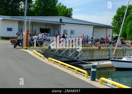 Kihnu, Estonia - 23 giugno 2023: Il territorio di un piccolo porto sull'isola di Kihnu, parcheggio biciclette Foto Stock