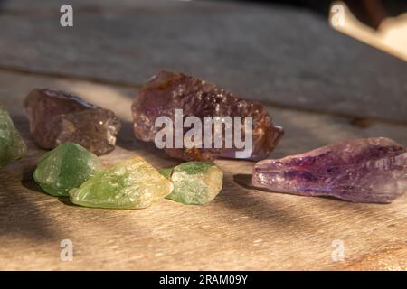 Gemme semi preziose nei colori verde e viola, estratte in miniere illegali in Mozambico, offerte al mercato nero di strada Foto Stock