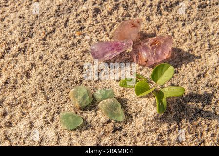 Gemme semi preziose nei colori verde e viola, estratte in miniere illegali in Mozambico, offerte al mercato nero di strada Foto Stock