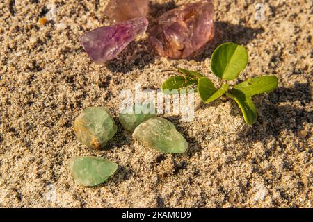 Gemme semi preziose nei colori verde e viola, estratte in miniere illegali in Mozambico, offerte al mercato nero di strada Foto Stock