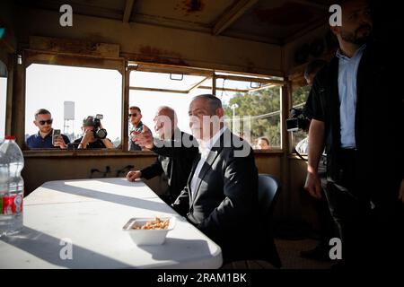 Salem, Israele. 4 luglio 2023. Il primo ministro israeliano Benjamin Netanyahu (R) e il ministro della difesa Yoav Galant intervengono in un briefing nei pressi della postazione militare di Salem tra Israele e la Cisgiordania, martedì 4 luglio 2023. Netanyahu ha indicato che un'operazione militare nel vicino campo profughi di Jenin, uno dei più intensi del territorio in quasi vent'anni, si stava concludendo. Foto della piscina di Shir Torem/UPI credito: UPI/Alamy Live News Foto Stock