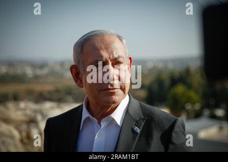 Salem, Israele. 4 luglio 2023. Il primo ministro israeliano Benjamin Netanyahu arriva per un briefing vicino alla postazione militare di Salem tra Israele e la Cisgiordania, martedì 4 luglio 2023. Netanyahu ha indicato che un'operazione militare nel vicino campo profughi di Jenin, uno dei più intensi del territorio in quasi vent'anni, si stava concludendo. Foto della piscina di Shir Torem/UPI credito: UPI/Alamy Live News Foto Stock