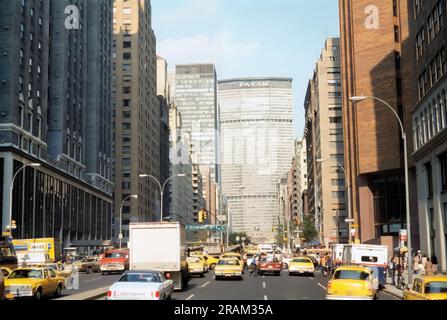 New York City, Stati Uniti - 8 settembre 1978: Intersezione tra East 33rd Street e Park Avenue, vista dell'edificio Pan Am (ora Metlife), auto blindate Foto Stock