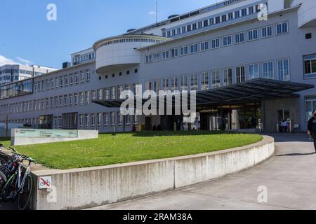 Basilea, Svizzera - 3 maggio 2021: L'esterno dell'ospedale universitario di Basilea. È un importante istituto di cura e ricerca a Basilea. Foto Stock