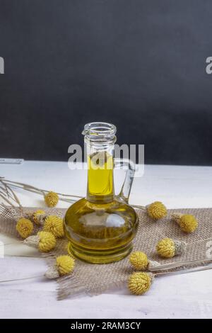 L'olio è estratto da olive mature di età compresa tra i sei e gli otto mesi, quando contiene la sua quantità massima di olio, che di solito si verifica alla fine del Foto Stock