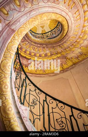 Melk, Austria - agosto 08. 2015: Scala a chiocciola tra la biblioteca e la chiesa dell'abbazia di Melk, il monastero benedettino più famoso in Austria Foto Stock
