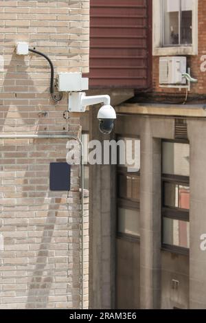 Telecamere di sicurezza e sorveglianza installate all'angolo di una strada Foto Stock