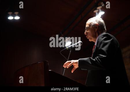 Bogotà, Colombia. 4 luglio 2023. Il ministro della difesa della Colombia Ivan Velasquez parla durante l'evento al Museo Nazionale di Bogotà, in Colombia, il 4 luglio 2023, dove il ministro della difesa colombiano si scusa pubblicamente per Fabian Vargas False positive a Boyaca in Colombia il 2008. Foto di: Chepa Beltran/Long Visual Press Credit: Long Visual Press/Alamy Live News Foto Stock