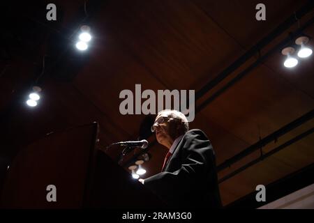 Bogotà, Colombia. 4 luglio 2023. Il ministro della difesa della Colombia Ivan Velasquez parla durante l'evento al Museo Nazionale di Bogotà, in Colombia, il 4 luglio 2023, dove il ministro della difesa colombiano si scusa pubblicamente per Fabian Vargas False positive a Boyaca in Colombia il 2008. Foto di: Chepa Beltran/Long Visual Press Credit: Long Visual Press/Alamy Live News Foto Stock