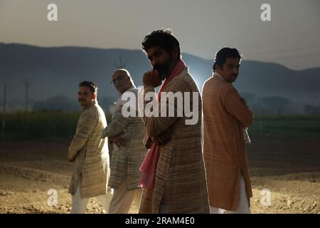 Bellissima composizione ritratta di agricoltori indiani in piedi sul campo. Concetto agricolo che rappresenta l'atteggiamento degli agricoltori. Foto Stock