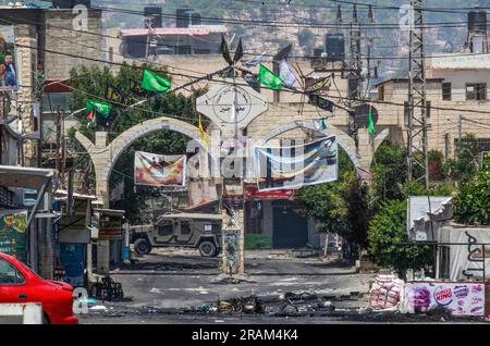 Jenin, Palestina. 4 luglio 2023. Una Jeep militare israeliana blocca l'ingresso del campo profughi di Jenin. Funzionari sanitari palestinesi hanno detto che almeno 10 palestinesi sono stati uccisi in incursioni e attacchi aerei israeliani. Il portavoce dell'esercito, il retroammiraglio Daniel Hagari, ha affermato che Israele ha lanciato l'operazione perché circa 50 attacchi nell'ultimo anno erano stati sferrati da Jenin. (Foto di Nasser Ishtayeh/SOPA Images/Sipa USA) credito: SIPA USA/Alamy Live News Foto Stock