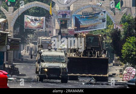 Jenin, Palestina. 4 luglio 2023. Un bulldozer militare israeliano attraversa il centro del campo profughi di Jenin, durante l'assalto. Funzionari sanitari palestinesi hanno detto che almeno 10 palestinesi sono stati uccisi in incursioni e attacchi aerei israeliani. Il portavoce dell'esercito, il retroammiraglio Daniel Hagari, ha affermato che Israele ha lanciato l'operazione perché circa 50 attacchi nell'ultimo anno erano stati sferrati da Jenin. (Foto di Nasser Ishtayeh/SOPA Images/Sipa USA) credito: SIPA USA/Alamy Live News Foto Stock