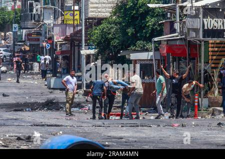 Jenin, Palestina. 4 luglio 2023. I palestinesi aiutano un collega ferito dopo essere stato colpito alla testa dalle forze israeliane nel campo profughi di Jenin. Funzionari sanitari palestinesi hanno detto che almeno 10 palestinesi sono stati uccisi in incursioni e attacchi aerei israeliani. Il portavoce dell'esercito, il retroammiraglio Daniel Hagari, ha affermato che Israele ha lanciato l'operazione perché circa 50 attacchi nell'ultimo anno erano stati sferrati da Jenin. (Foto di Nasser Ishtayeh/SOPA Images/Sipa USA) credito: SIPA USA/Alamy Live News Foto Stock