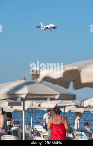 Larnaca, Cipro - 17 luglio 2022: Airbus A320-214 della Tus Air Airlines atterra sulla spiaggia di Mackenzie Foto Stock